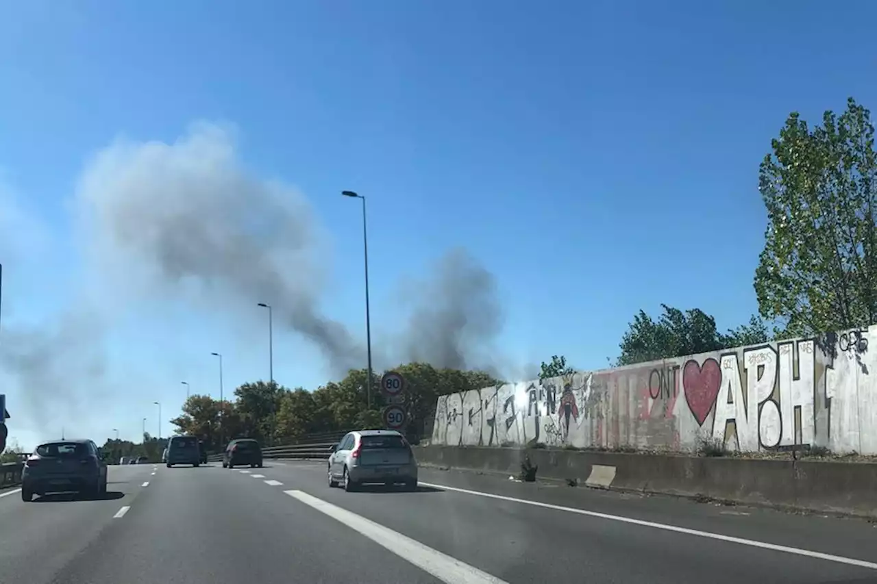 Toulouse : un feu détruit dix véhicules et se propage à un champ