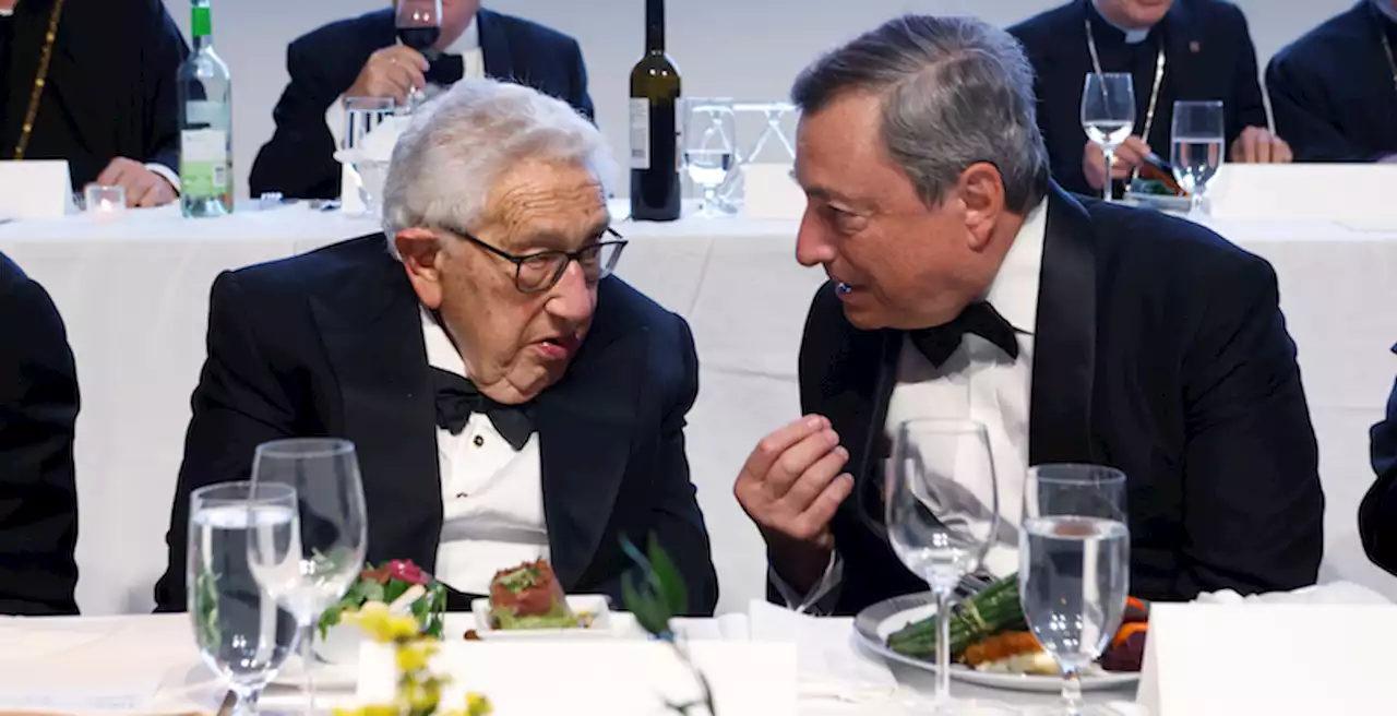 La faccia di Draghi quando Kissinger gli ha predetto che non si ritirerà | Flashes - Il Post