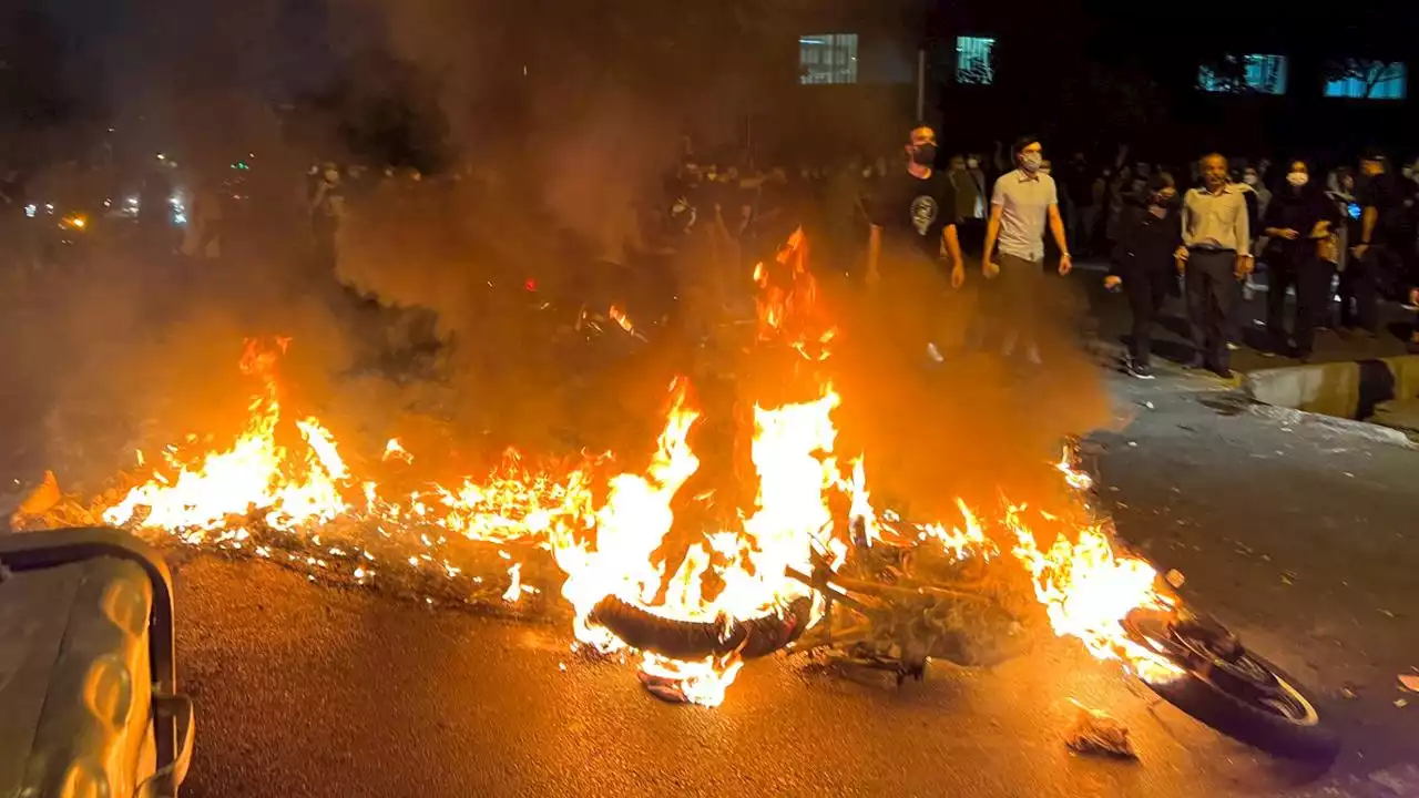 Iran, proteste in piazza per la morte di Mahsa: cinque persone uccise dalle forze di sicurezza