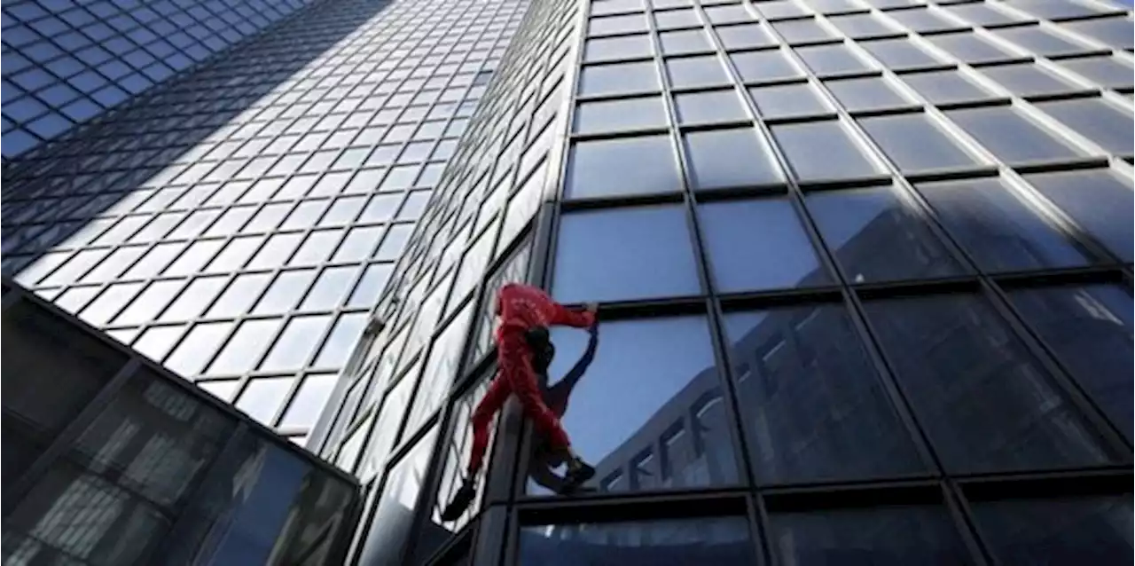 'Spiderman' Asal Prancis Panjat Gedung 48 Lantai Tanpa Pengaman di Hari Ulang Tahun | merdeka.com