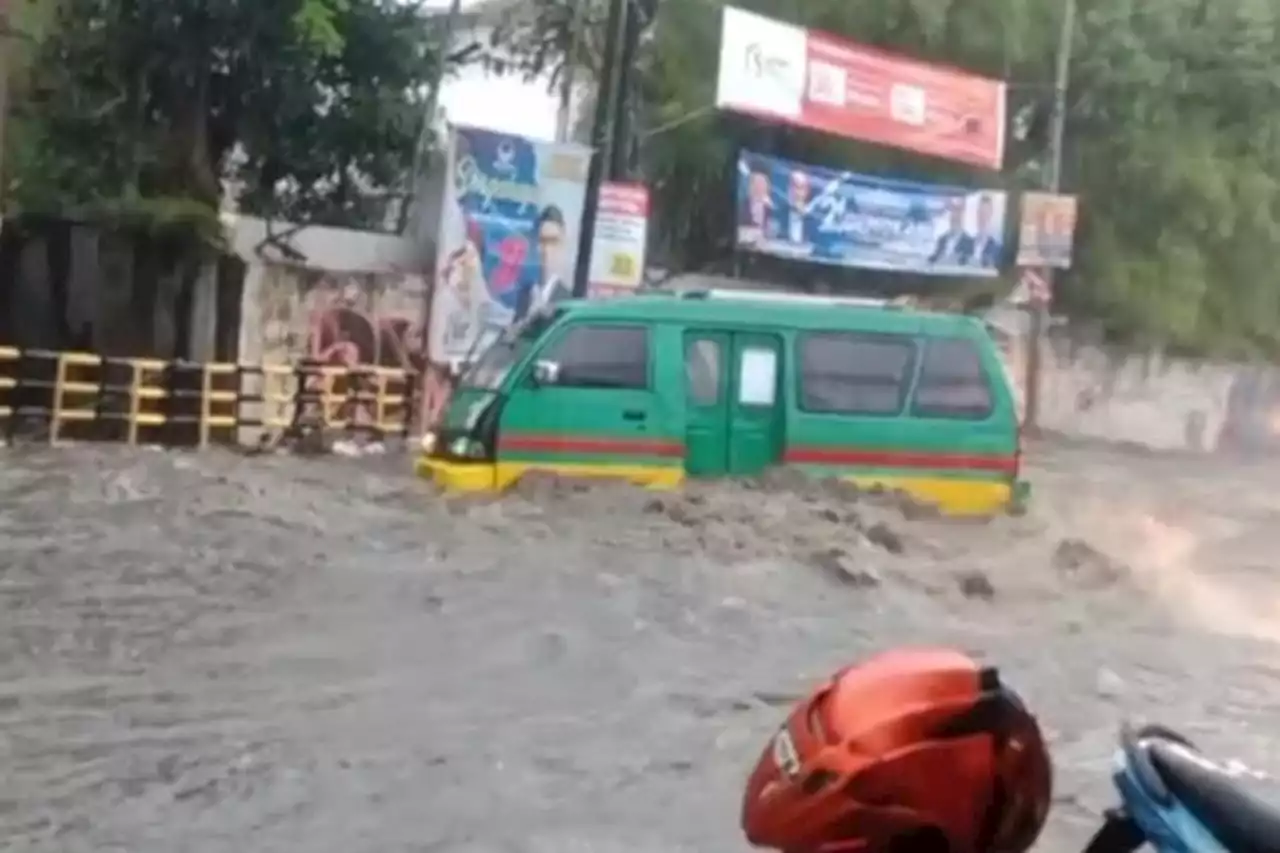 Kota Cimahi Dikepung Banjir, Angkot Nyaris Terseret Masuk Sungai - Pikiran-Rakyat.com