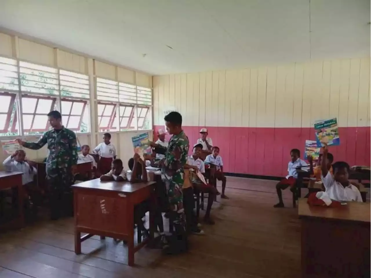 Satgas Yonif 126/KC TNI Mengajar Anak-Anak SD di Perbatasan RI-Papua New Guinea |Republika Online