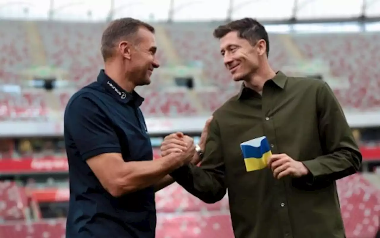 Lewandowski riceve una fascia da capitano speciale da Shevchenko