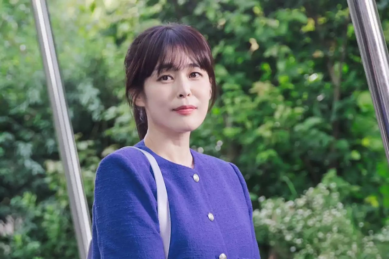 Lee Ha Na Is An Eldest Daughter With A Heavy Burden In New Drama “Three Bold Siblings”