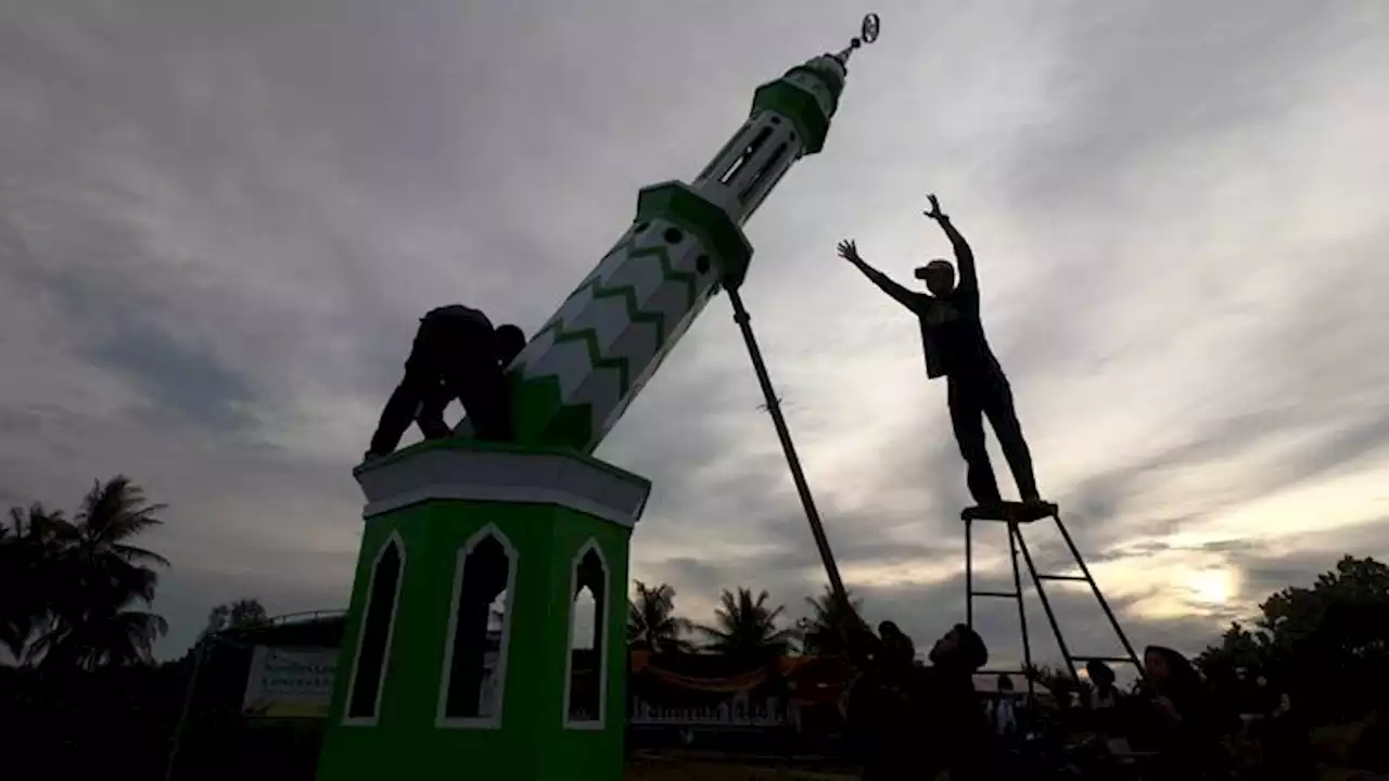 Proses Pemindahan Menara Adat di Jambi Jelang Tradisi Mandi Safar