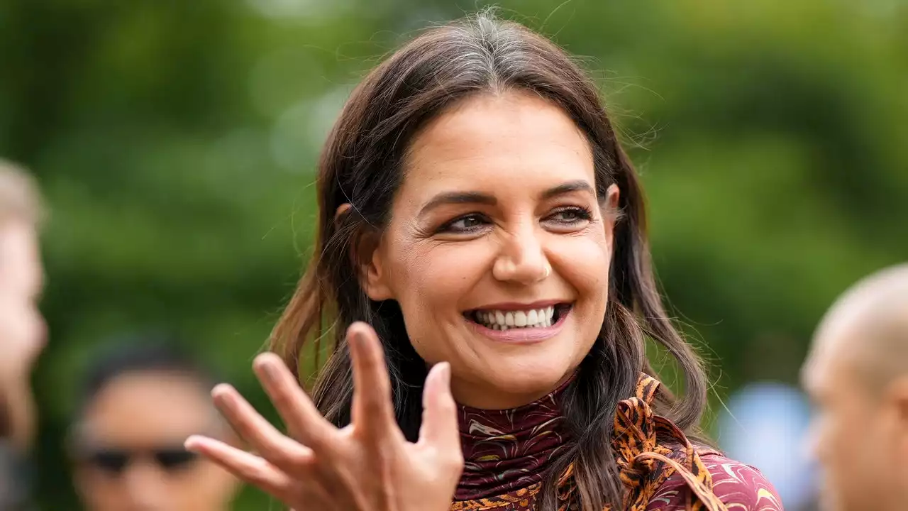 Katie Holmes con ricrescita e capelli bianchi alla NYFW è quella normalità di cui tutti abbiamo bisogno