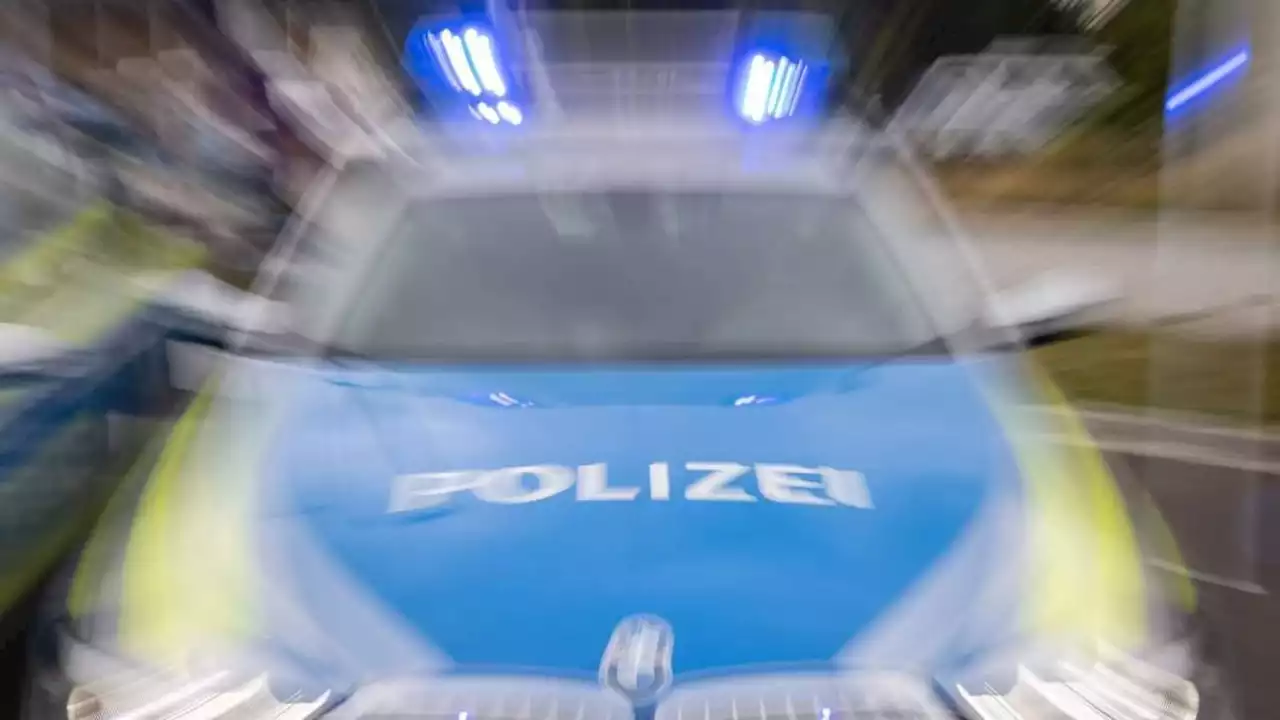 gewaltverdacht: 20-jährige frau tot in mehrfamilienhaus gefunden