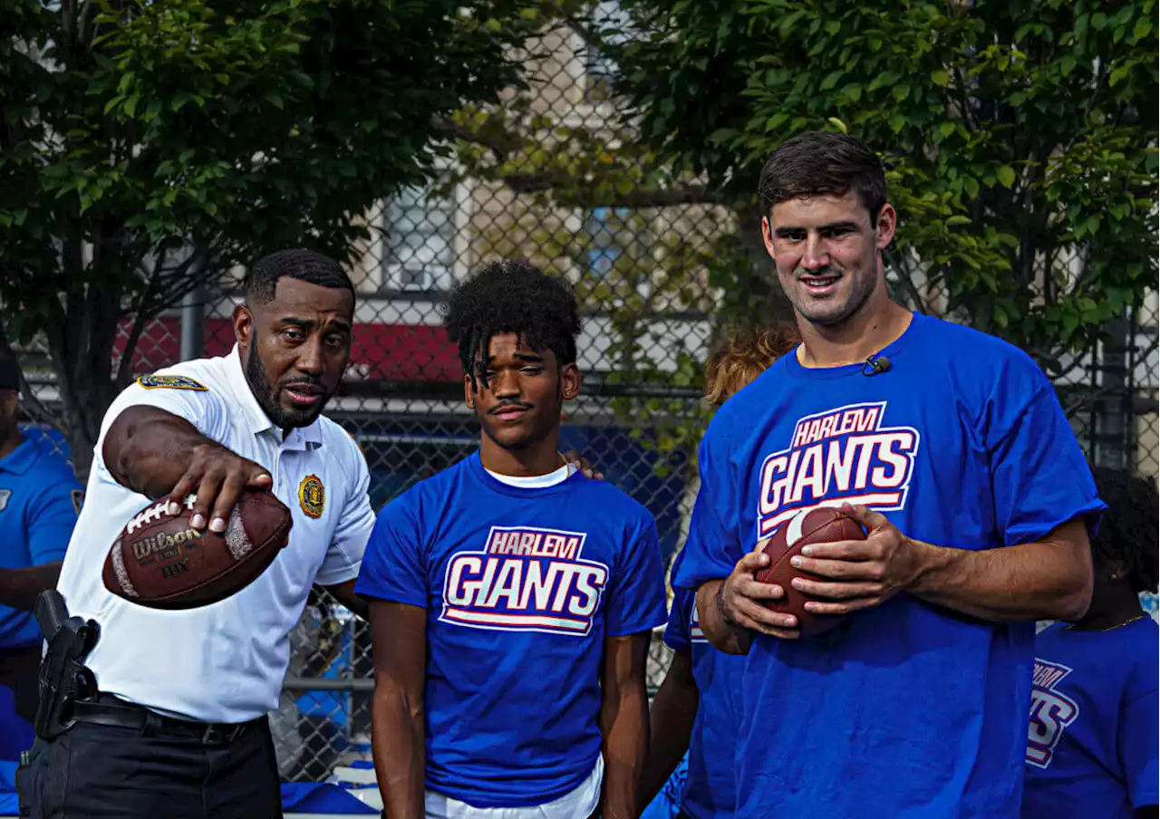 NYPD sets up playdate with New York Giants and Harlem youth | amNewYork