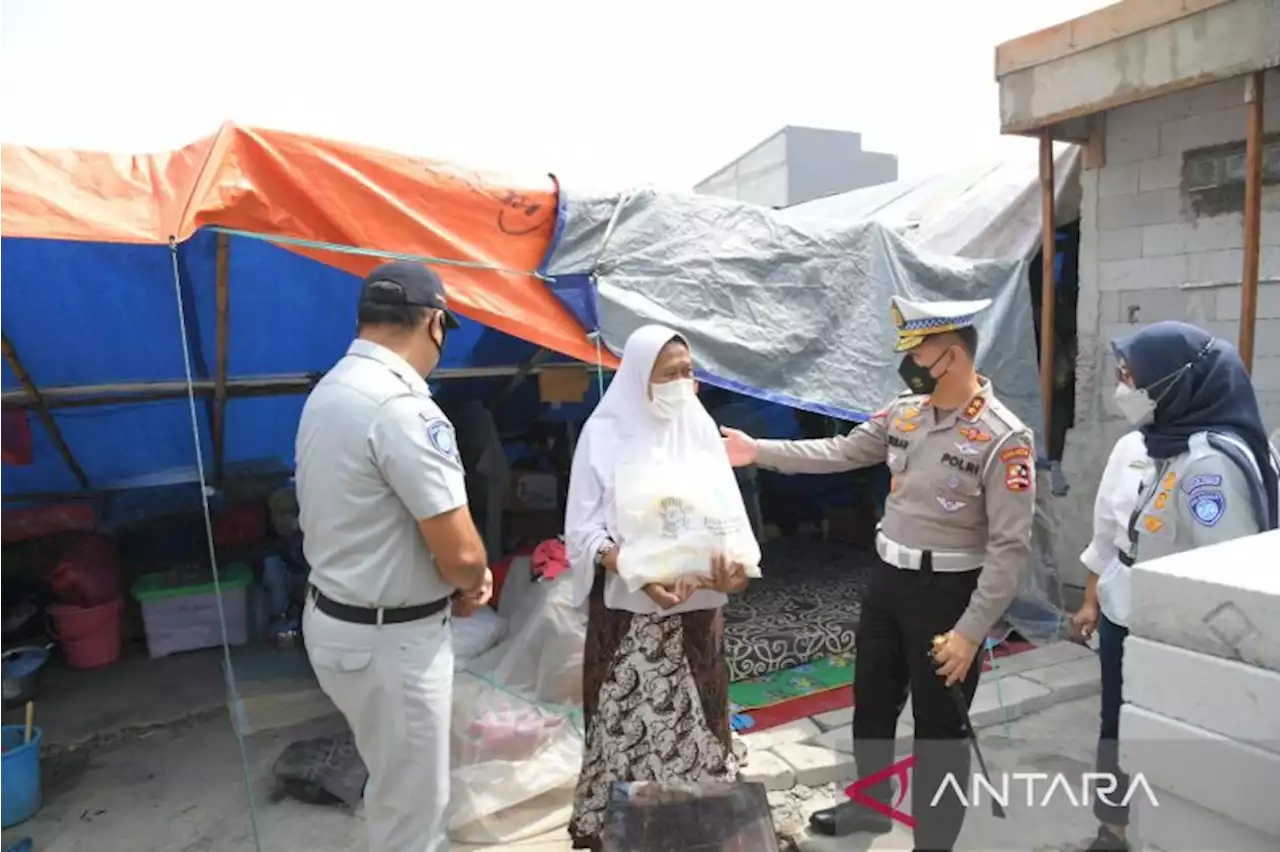 Korlantas Polri bagikan ratusan paket sembako untuk korban kebakaran