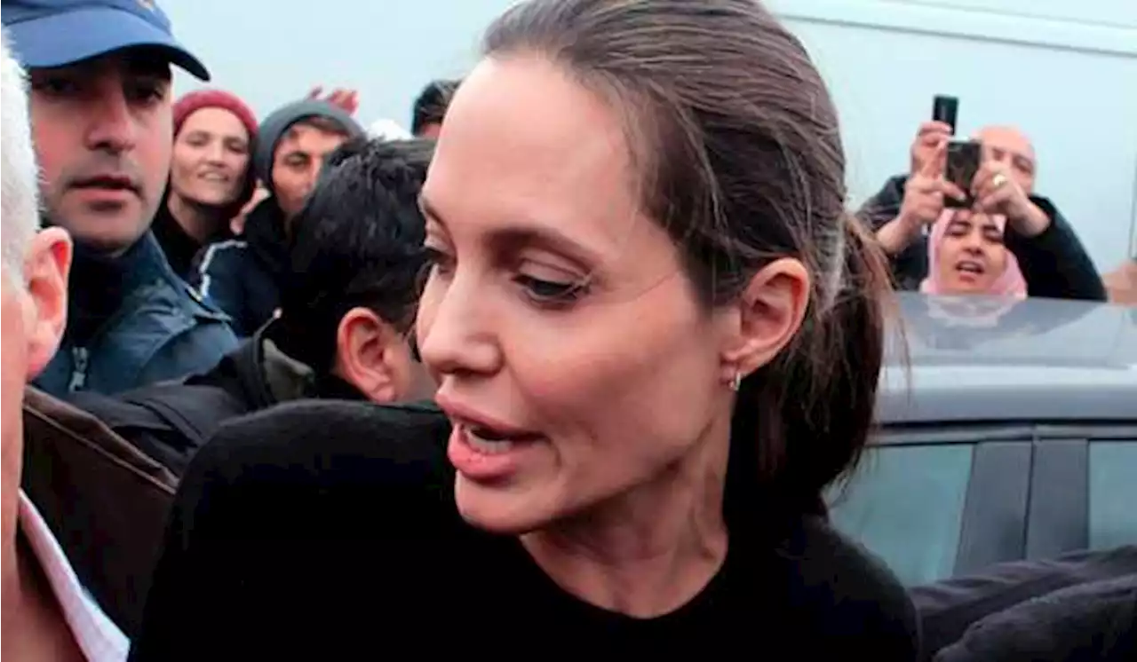 Aktris Angelina Jolie Kunjungan Mendadak ke Daerah Banjir di Pakistan