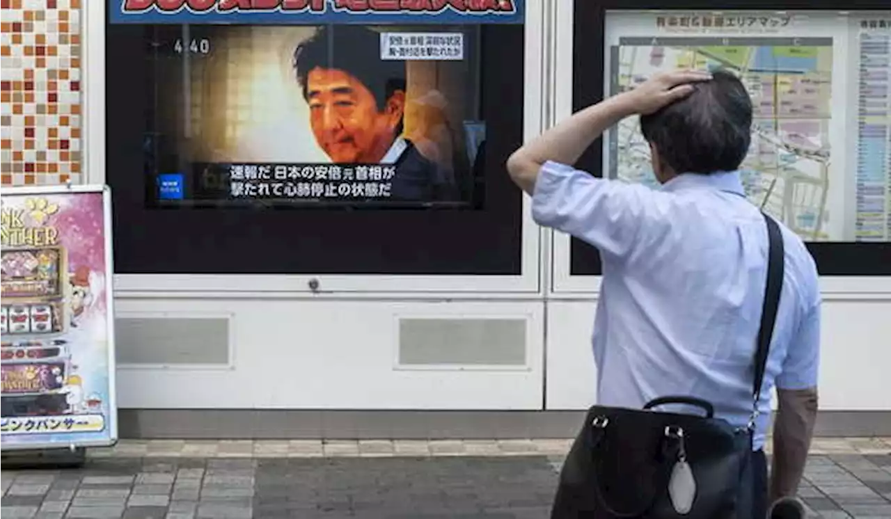 Protes Pemakaman Shinzo Abe, Pria Bakar Diri di Depan Kantor PM Jepang