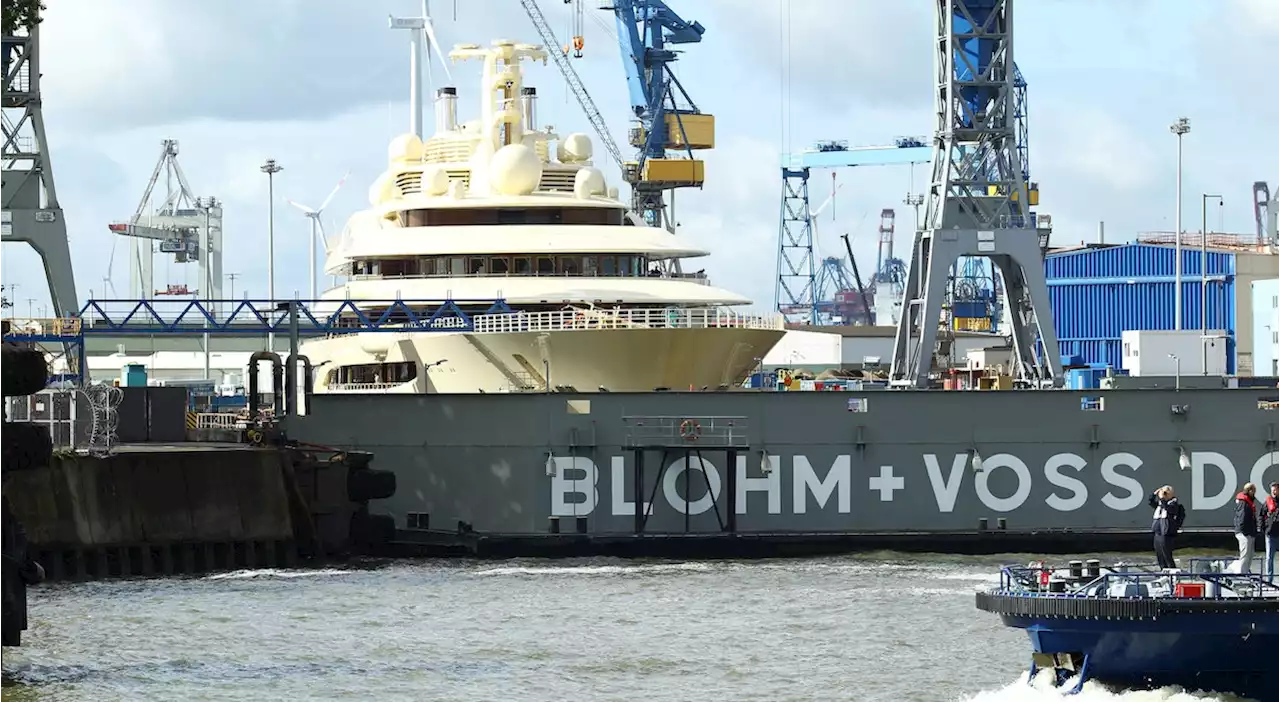 Oligarchen-Luxusjacht „Dilbar“ auf dem Weg von Hamburg nach Bremen