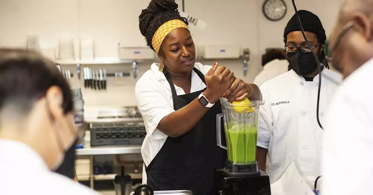 As life expectancy drops for Black and brown Chicagoans, free cooking classes seek to close the gap