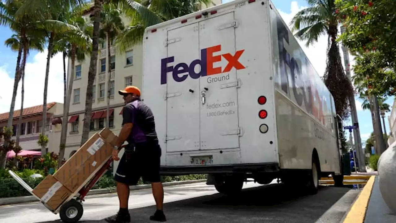 Does FedEx's bleak outlook flash a warning signal for investors? Here's what the pros say