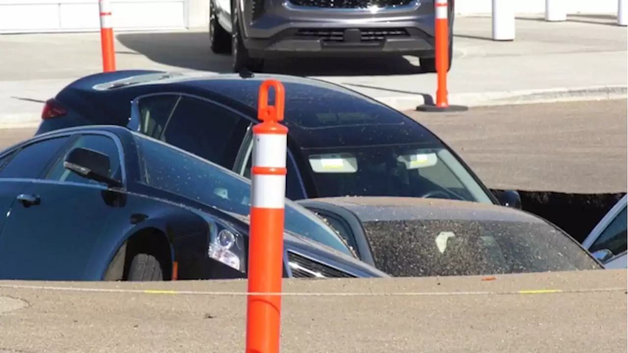 4 cars fall into sinkhole in Edmonton