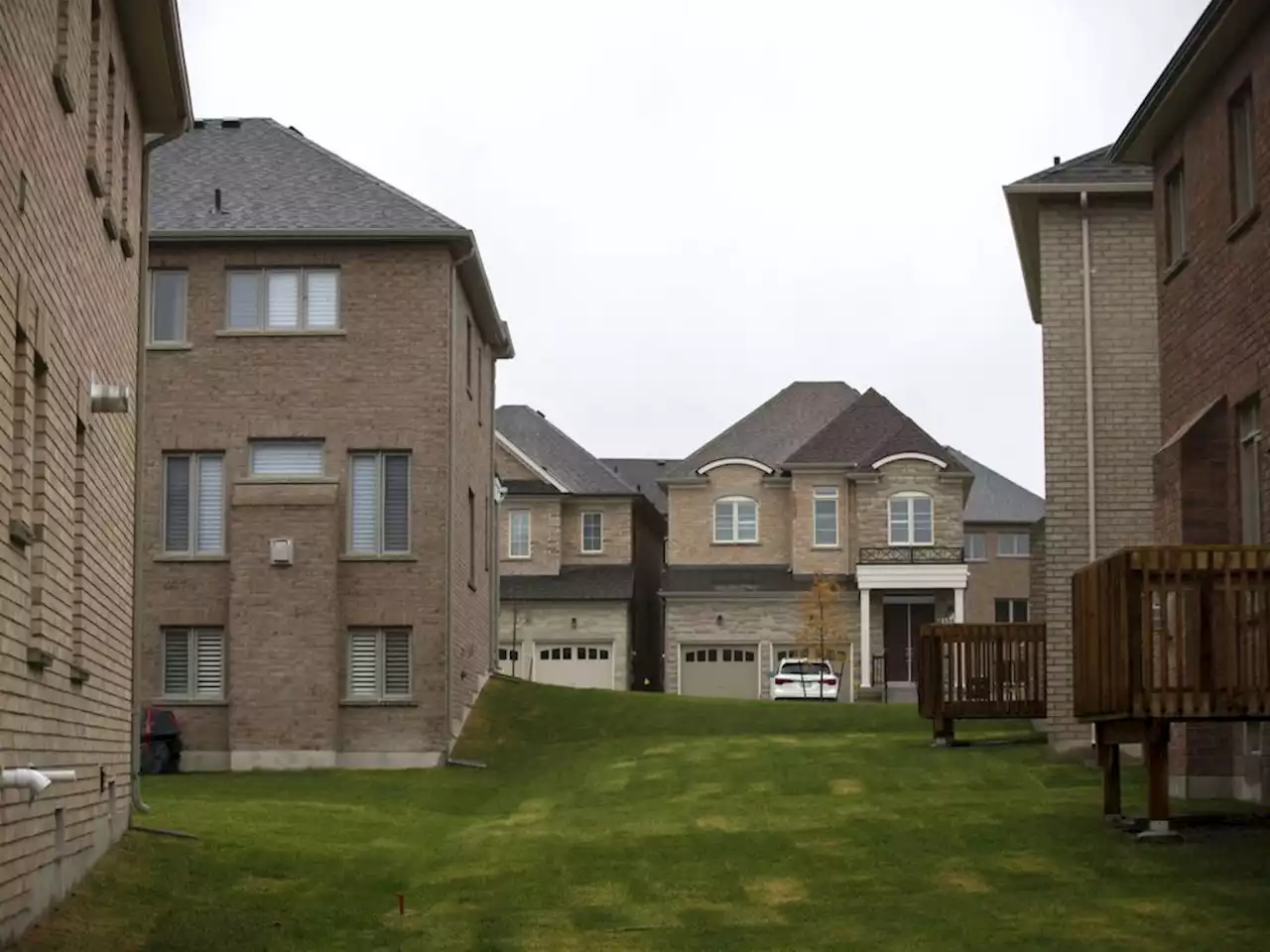 Lower rate of Canadians own homes despite increase in household incomes