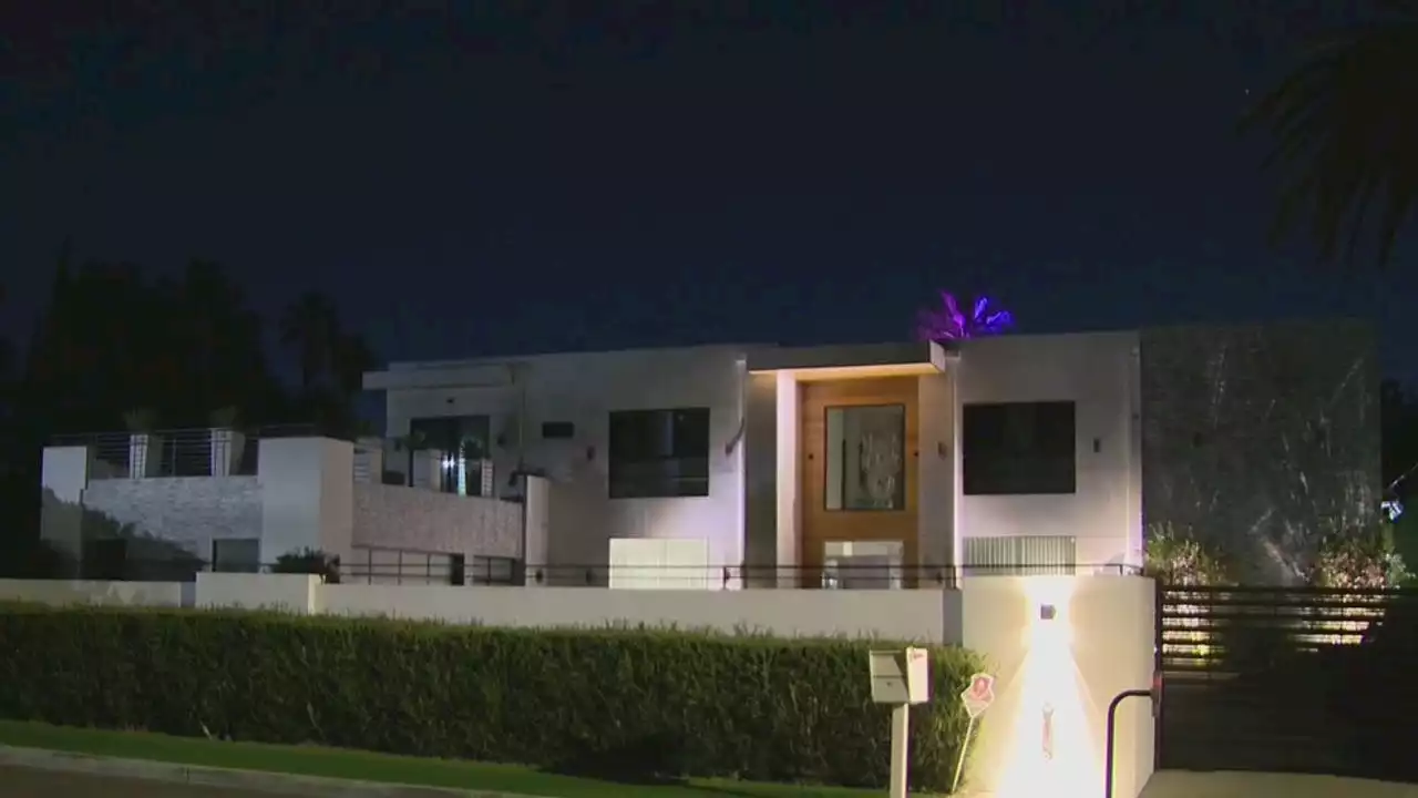 Tarzana homeowner stops burglars after confronting them with shotgun