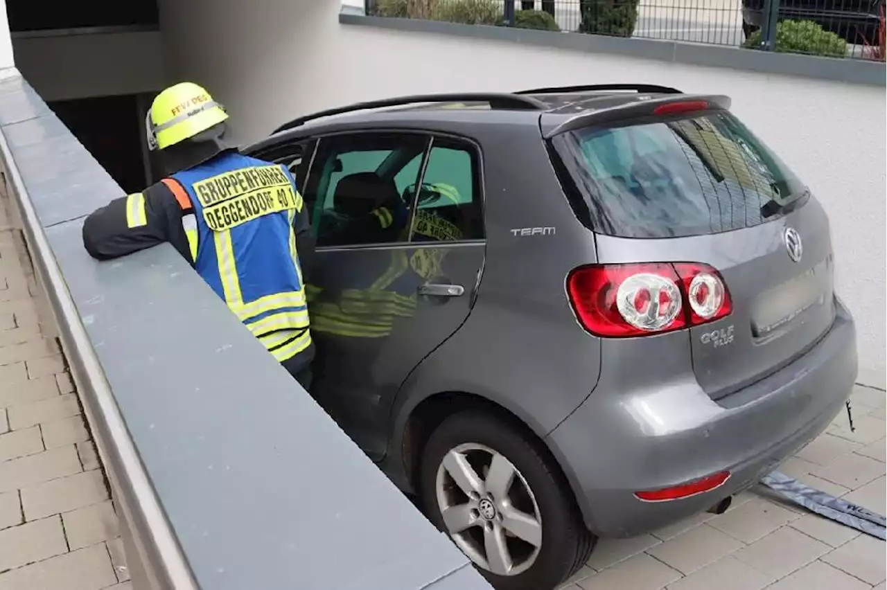 Unfall in Deggendorf: Auto gerät ins Rollen und klemmt Frau ein - idowa