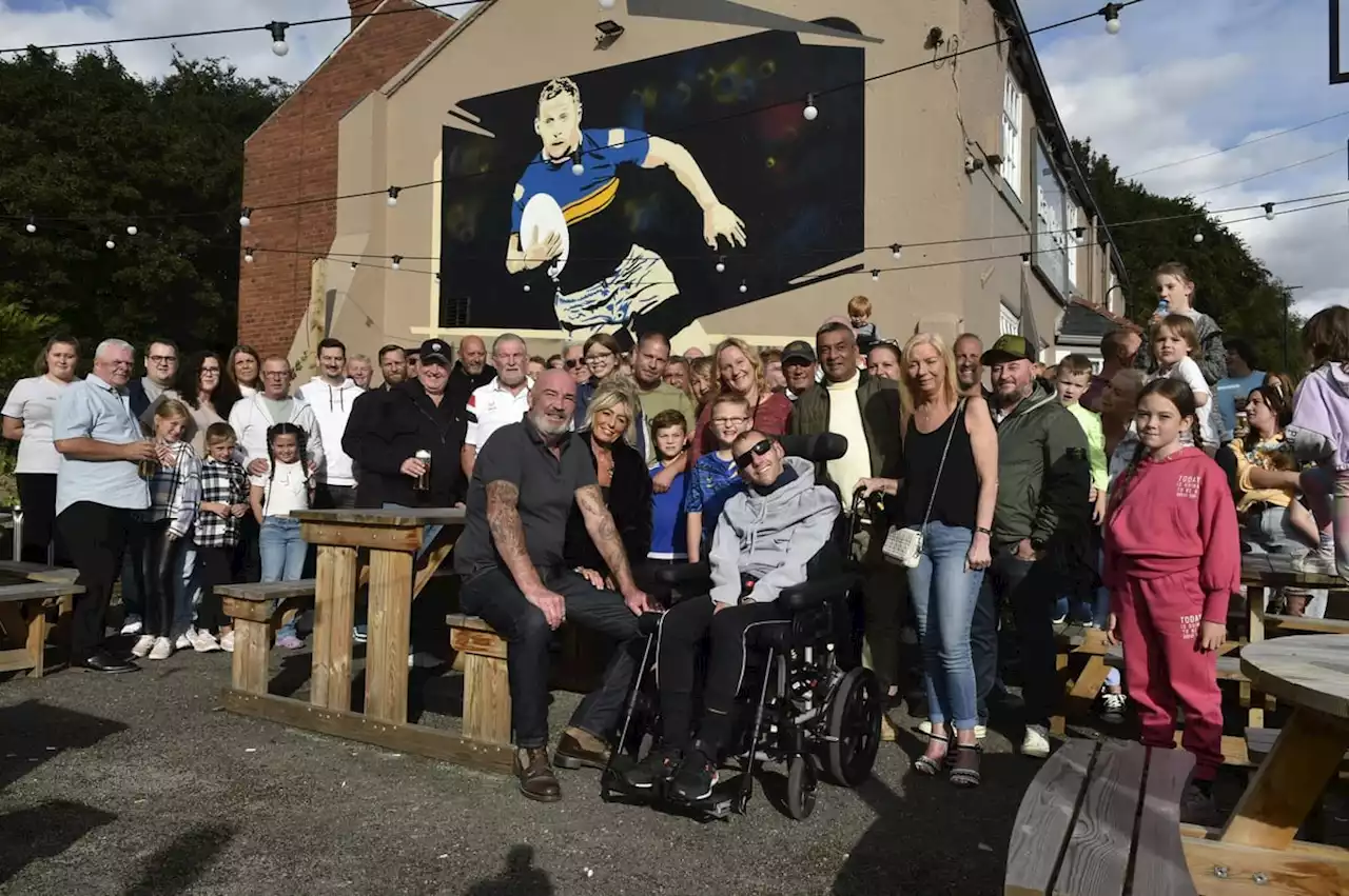 Leeds Rhinos legend Rob Burrow MBE visits stunning mural of himself at Meanwood pub