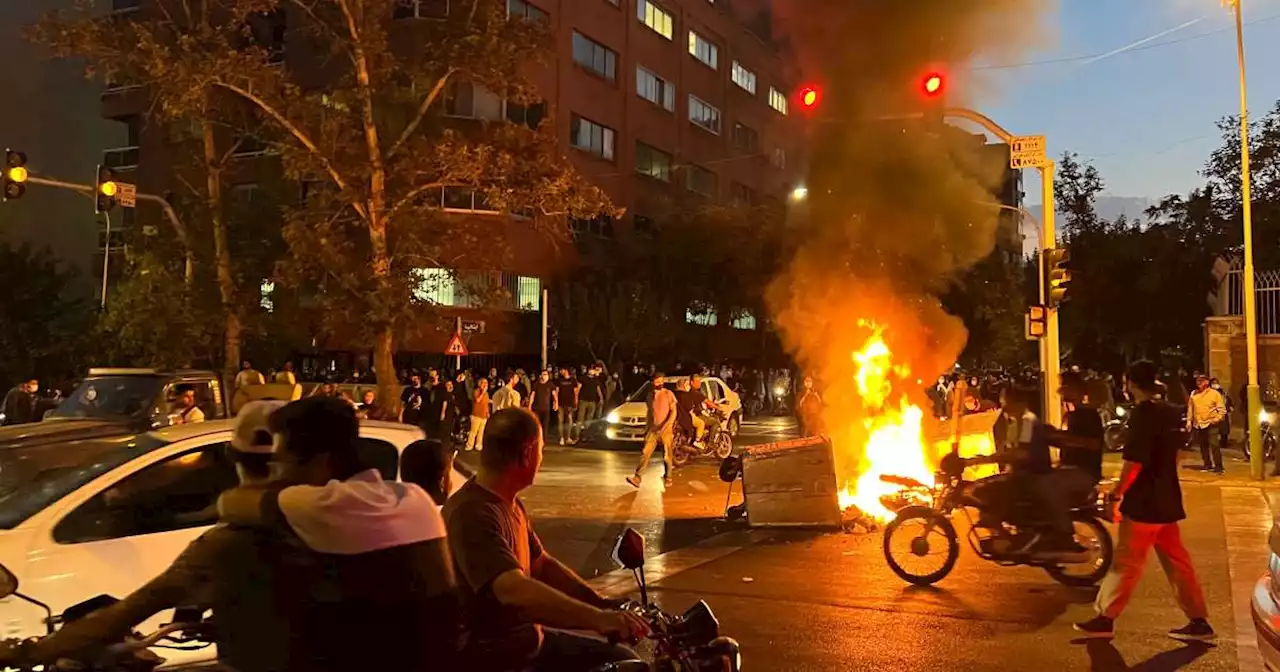 En Iran, trois personnes tuées dans les protestations contre le décès d’une femme détenue par la police des mœurs