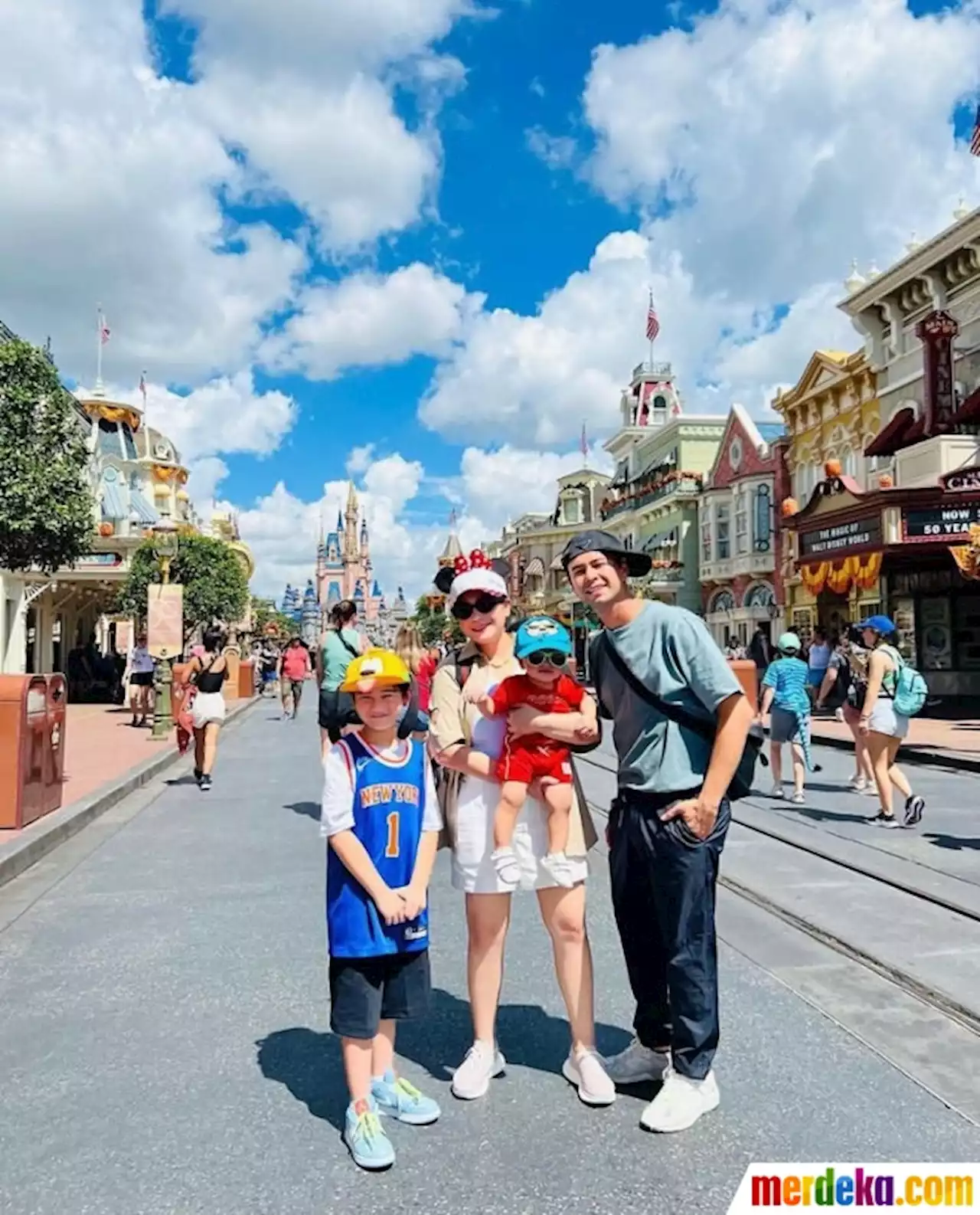 Foto : Lanjut ke Orlando, Intip Potret Jalan-Jalan Keluarga Raffi Ahmad di Disneyland | merdeka.com