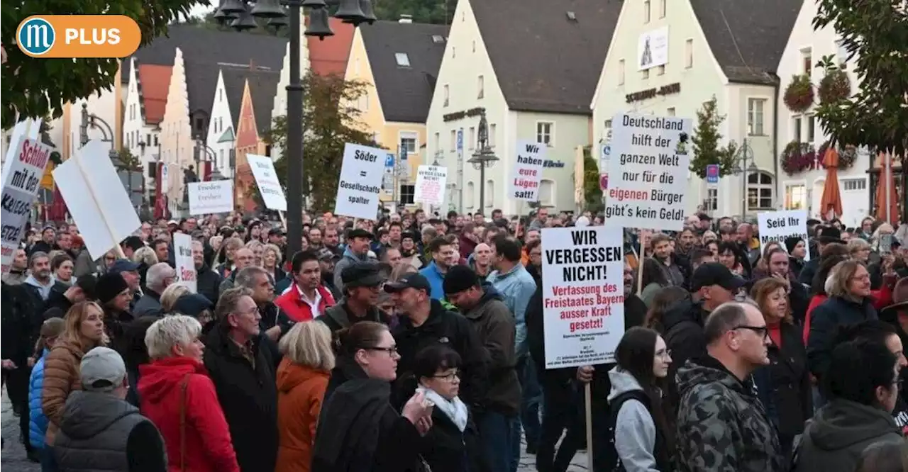 Die Demonstranten sind zurück - Auch Rechtsradikale sind unter ihnen