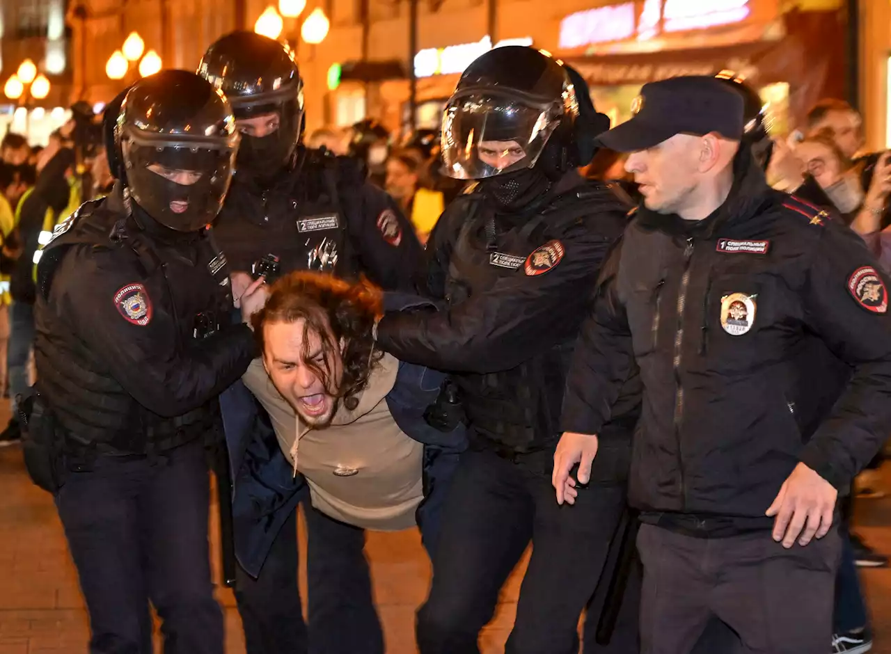 Russians protesting a mile from Kremlin: 'Send Putin to the trenches'