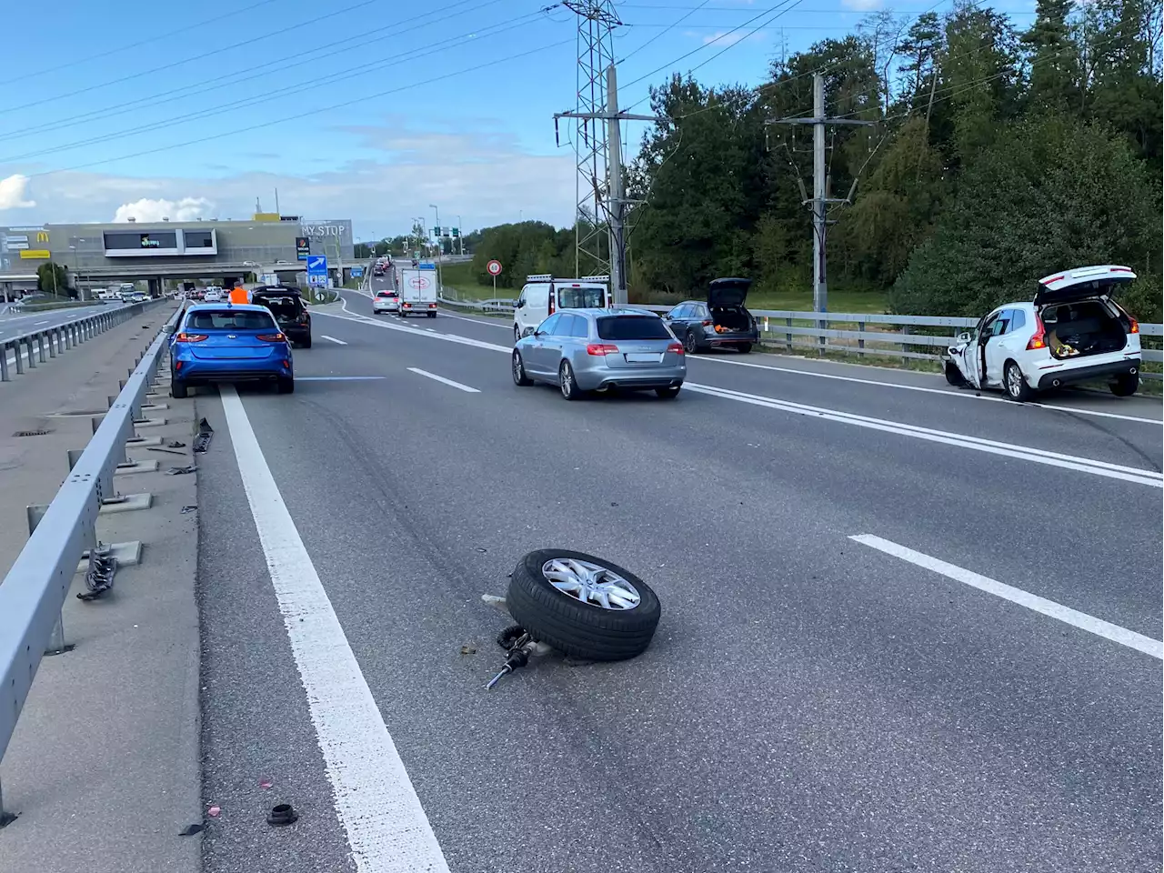 Affoltern am Albis ZH: Auffahrunfall zwischen drei Fahrzeugen – ein Verletzter