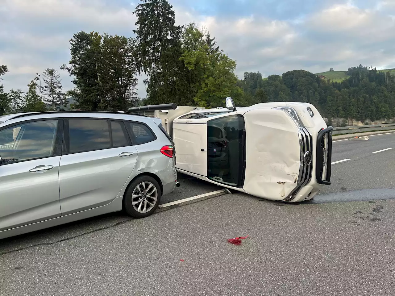 Werthenstein LU: Kollision zwischen Auto und Lieferwagen – niemand verletzt