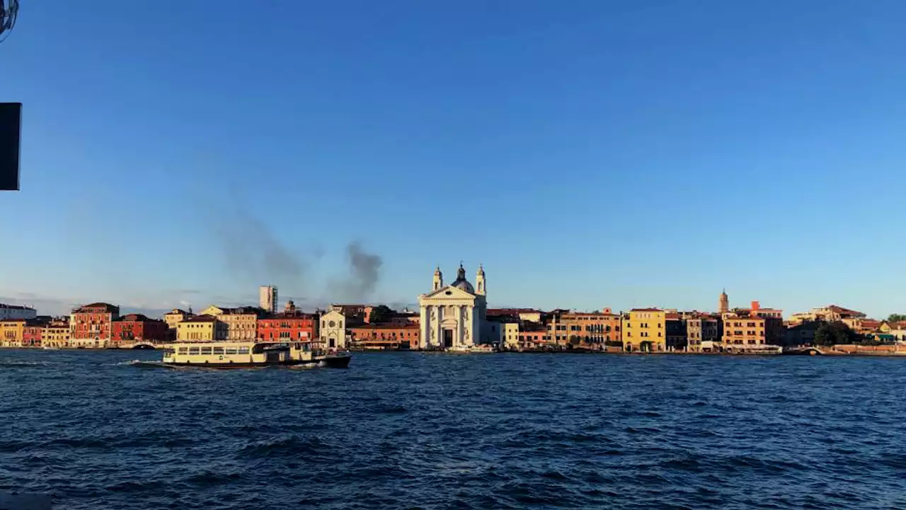 Incendio in un palazzo di Venezia, evacuati i residenti