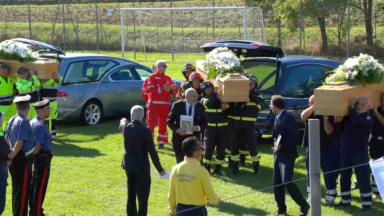 Ostra piange 4 vittime dell'alluvione, commozione ai funerali