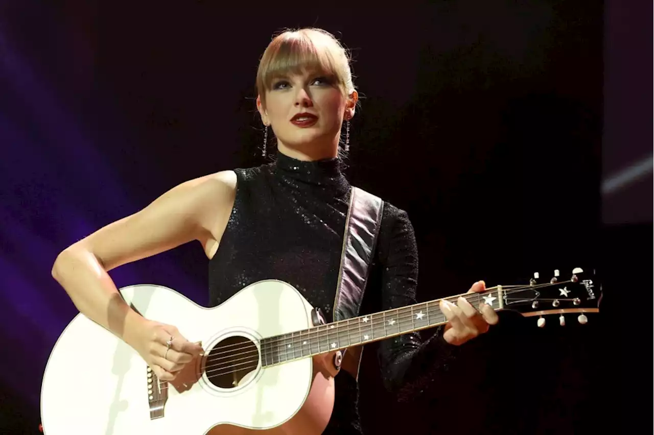 Taylor Swift Reveals New Song Title 'Mastermind,' Sings 10-Minute 'All Too Well' at Surprise Nashville Appearance