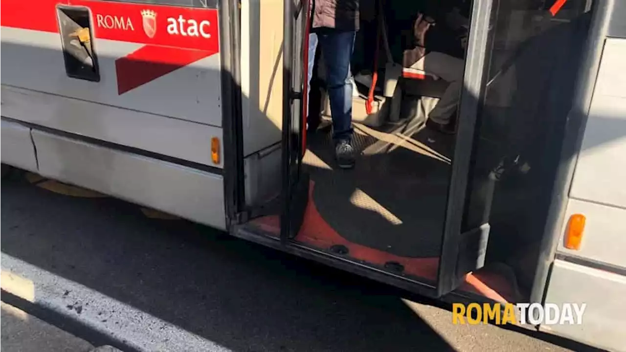 Reagisce alla rapina e viene accoltellato sul bus