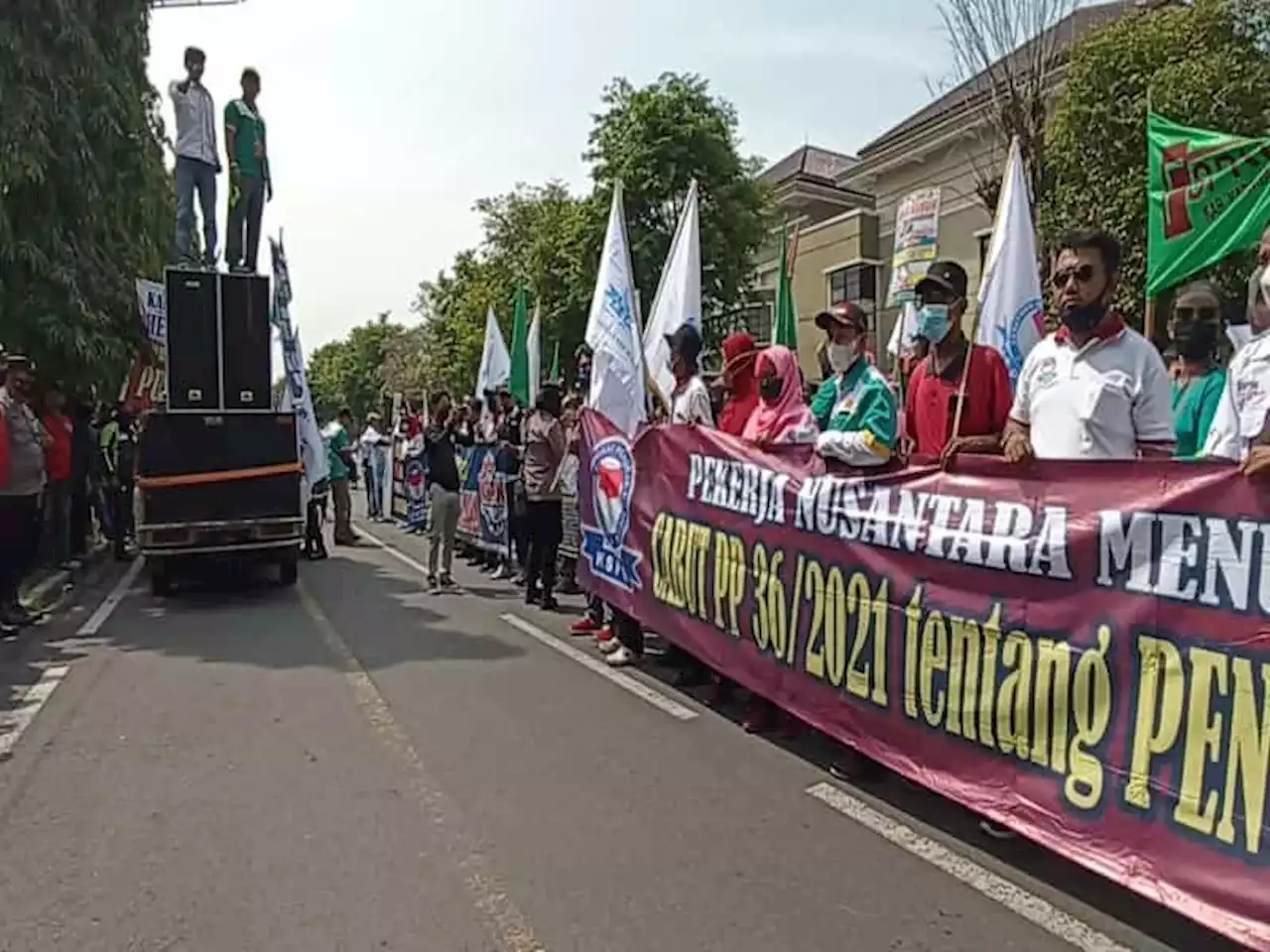 Ratusan Buruh Karanganyar Demo Ke DPRD, Ini 3 Tuntutannya