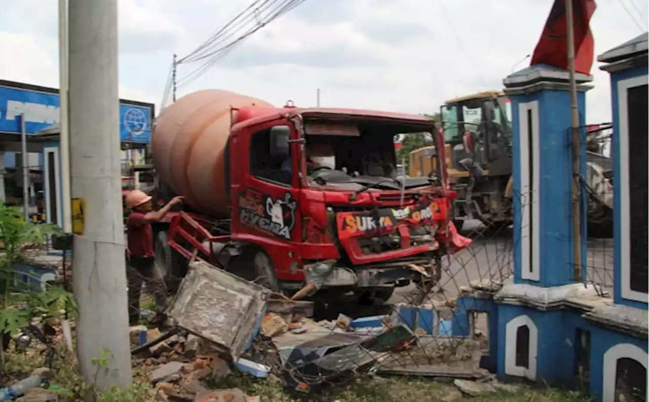 Rem Blong, Truk Molen Muat Cor Beton Tabrak Pagar Sub Terminal Penggung Klaten