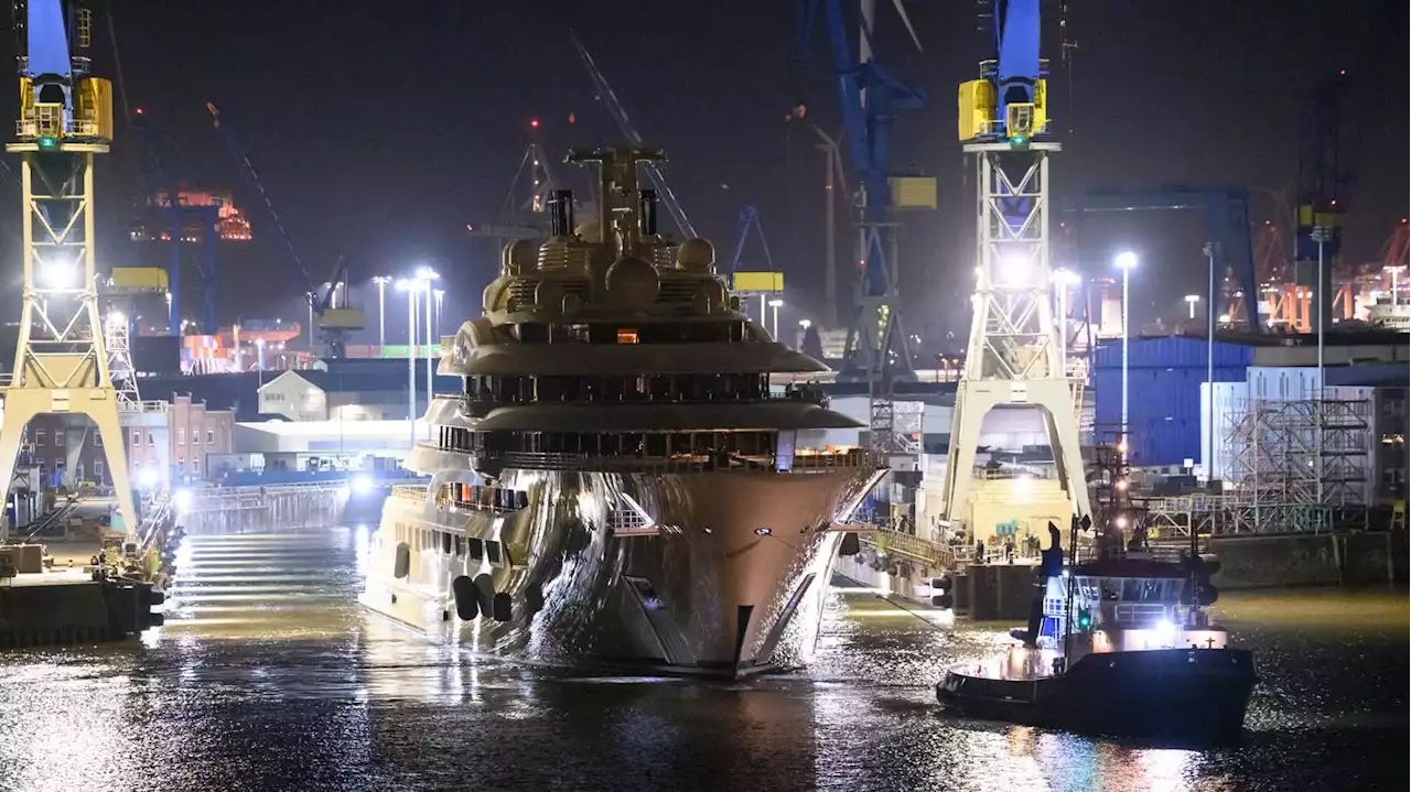 Als „totes Schiff“ auf dem Weg gen Bremen: Oligarchen-Jacht „Dilbar“ verlässt Hamburg