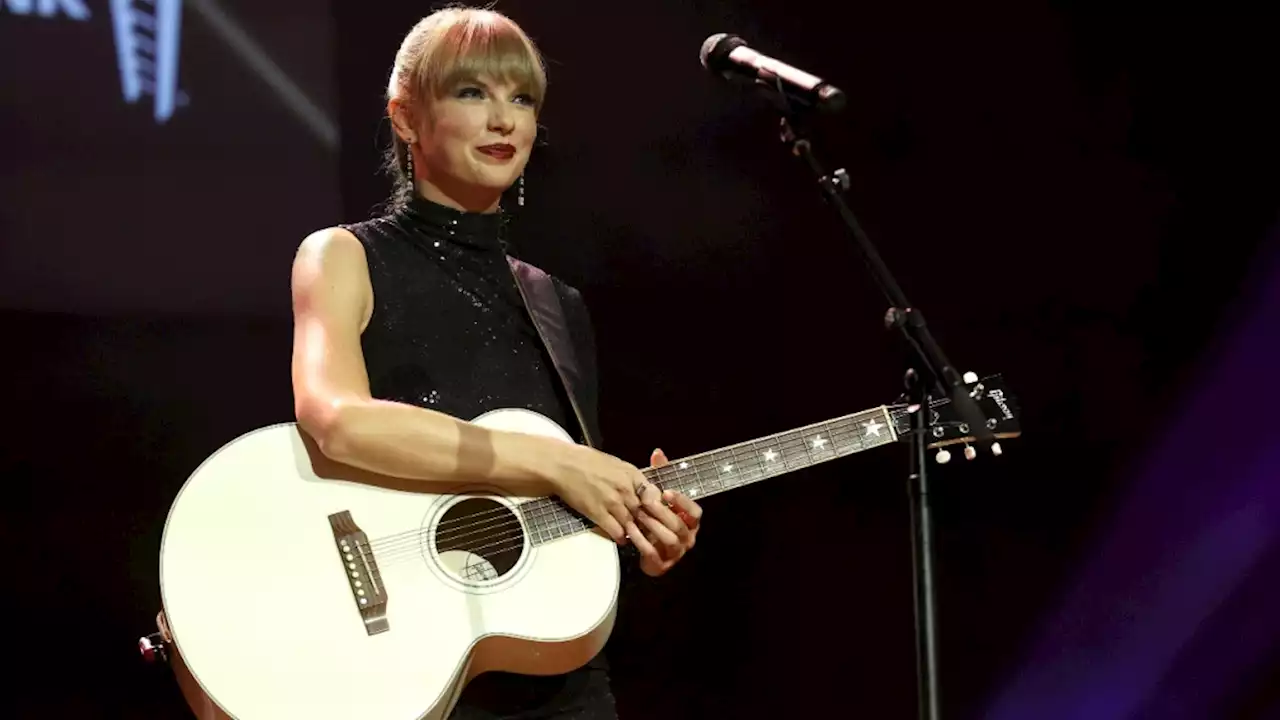 Taylor Swift Reveals Her Writing Process In Nashville Songwriter Awards Speech