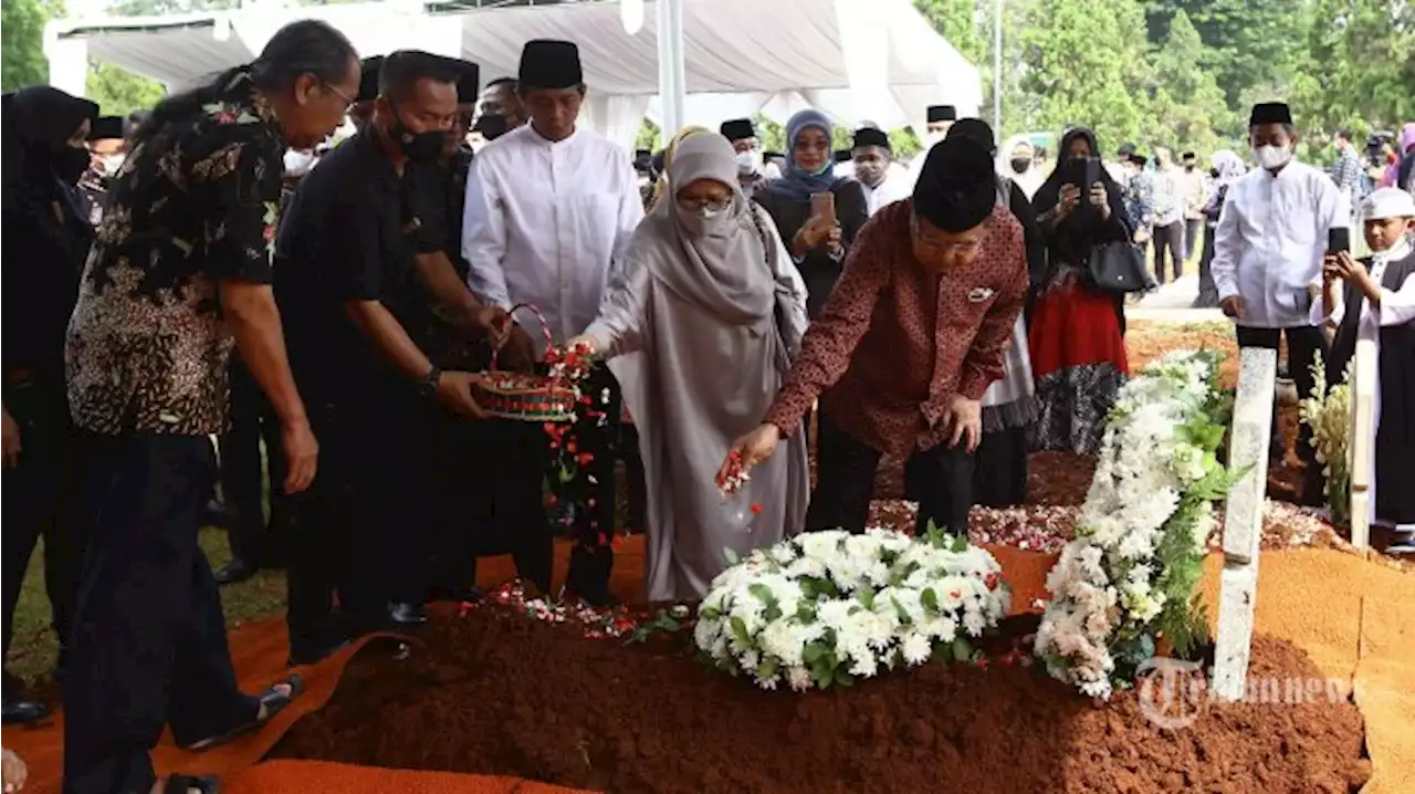 Jusuf Kalla Tabur Bunga untuk Mendiang Azyumardi Azra: Kenang Pengalaman Selama 10 Tahun - Tribunnews.com