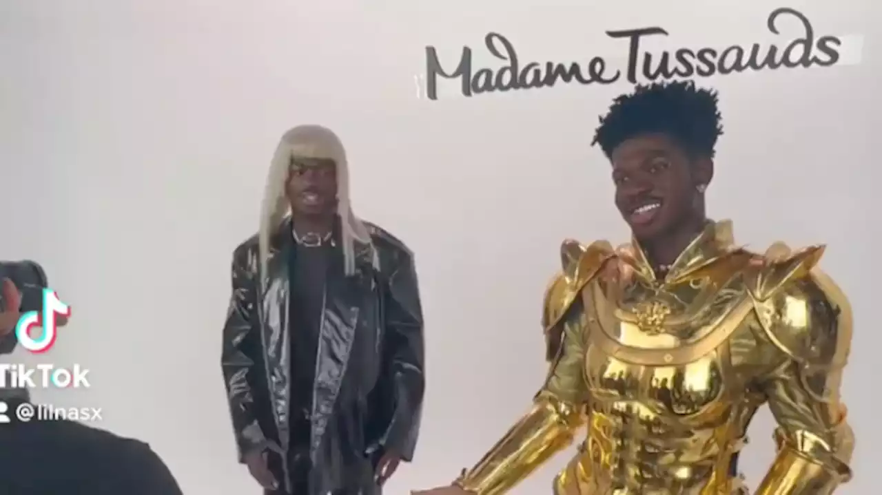 Lil Nas X usa la sua statua di cera per fare uno scherzo ai suoi amici