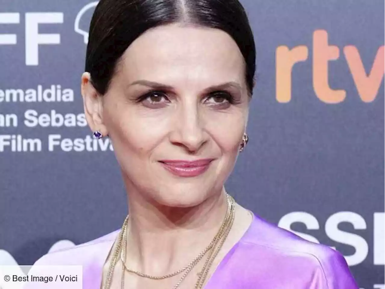 PHOTO Juliette Binoche : en total look grand-père, à 58 ans, l'actrice apparaît plus branchée que jamais ! - Voici