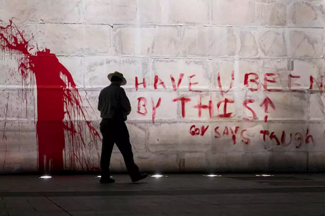 Man in custody after Washington Monument vandalized with red paint