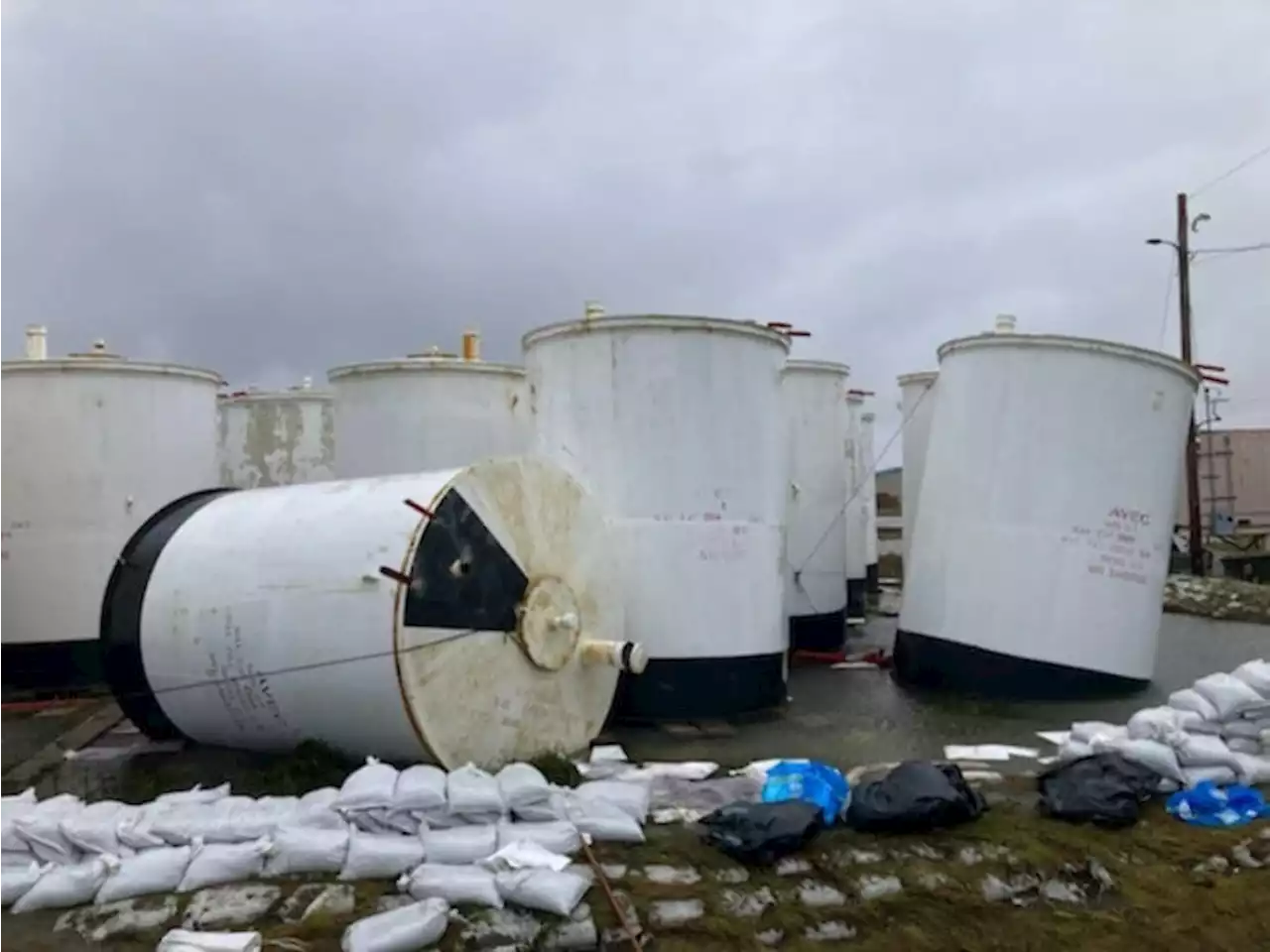 As the storm raged, a mad rush to keep the power on in Hooper Bay