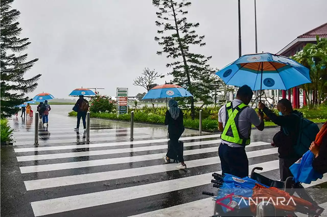 Hujan ringan hingga sedang berpeluang turun di sejumlah kota besar