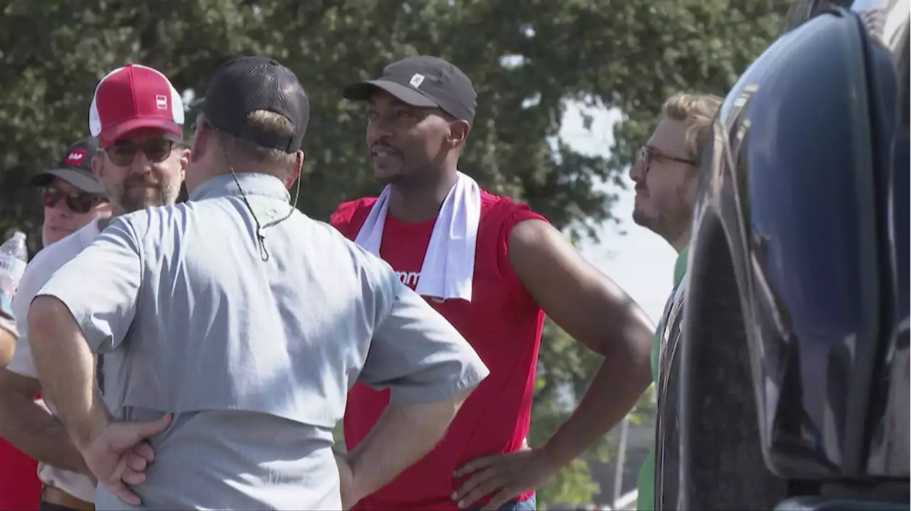 'Captain America' fixes hurricane hit roofs in New Orleans