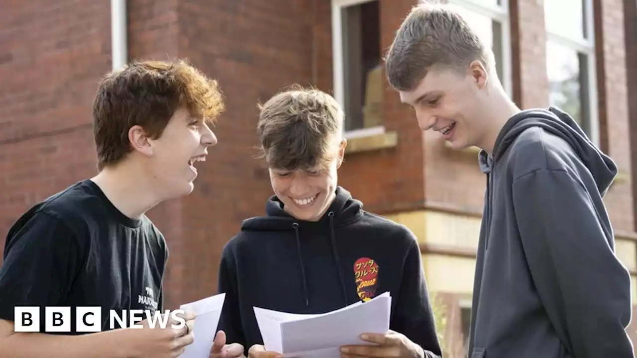 Ucas: Fall in NI students accepted to university in 2022