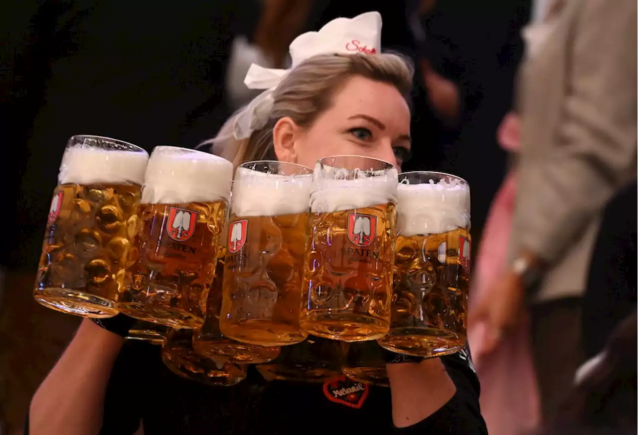 Oktoberfest: Sparsamer Asiate füllt teures Bier in Plastiktüte