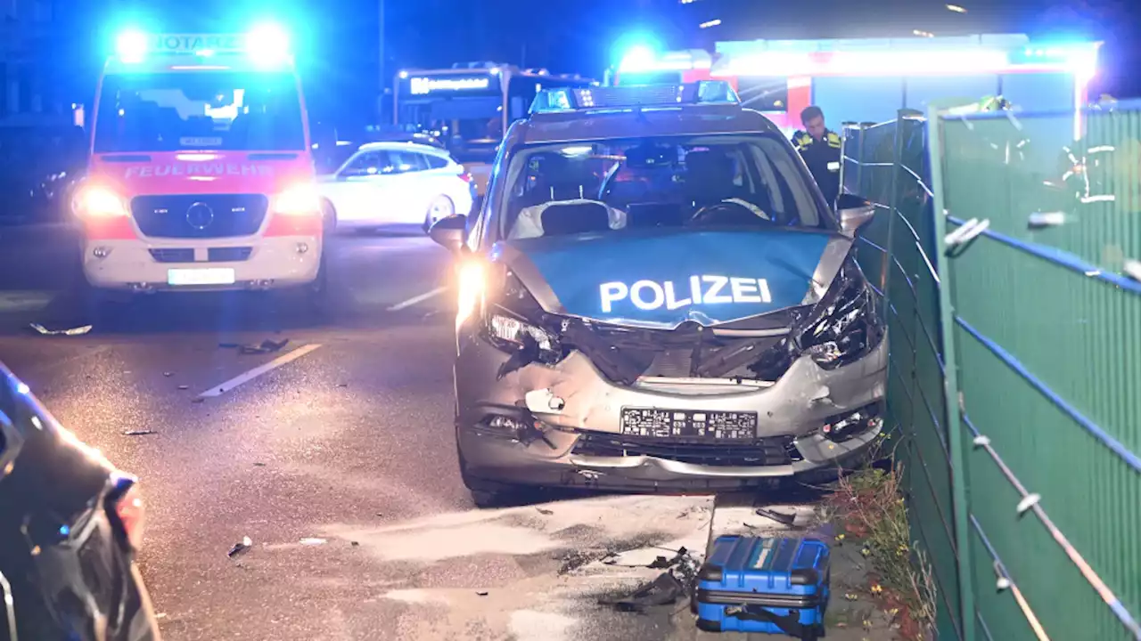 Kreuzungs-Crash mit Polizeiwagen – Zwei Verletzte