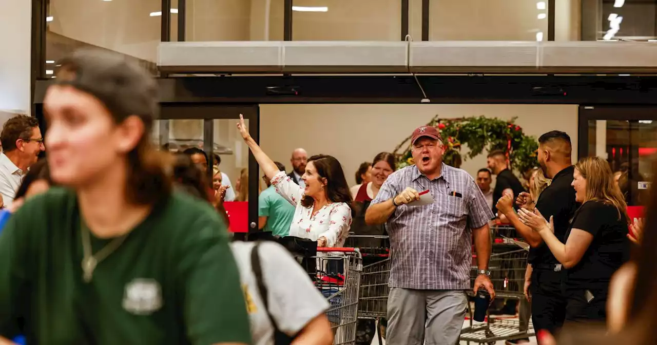 H-E-B opens in Frisco with a crowd of 1,500 people waiting