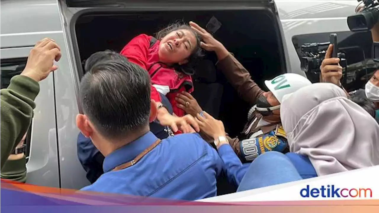 Hasnaeni 'Wanita Emas' Jadi Tersangka Kejagung, Teriak Histeris Saat Ditahan