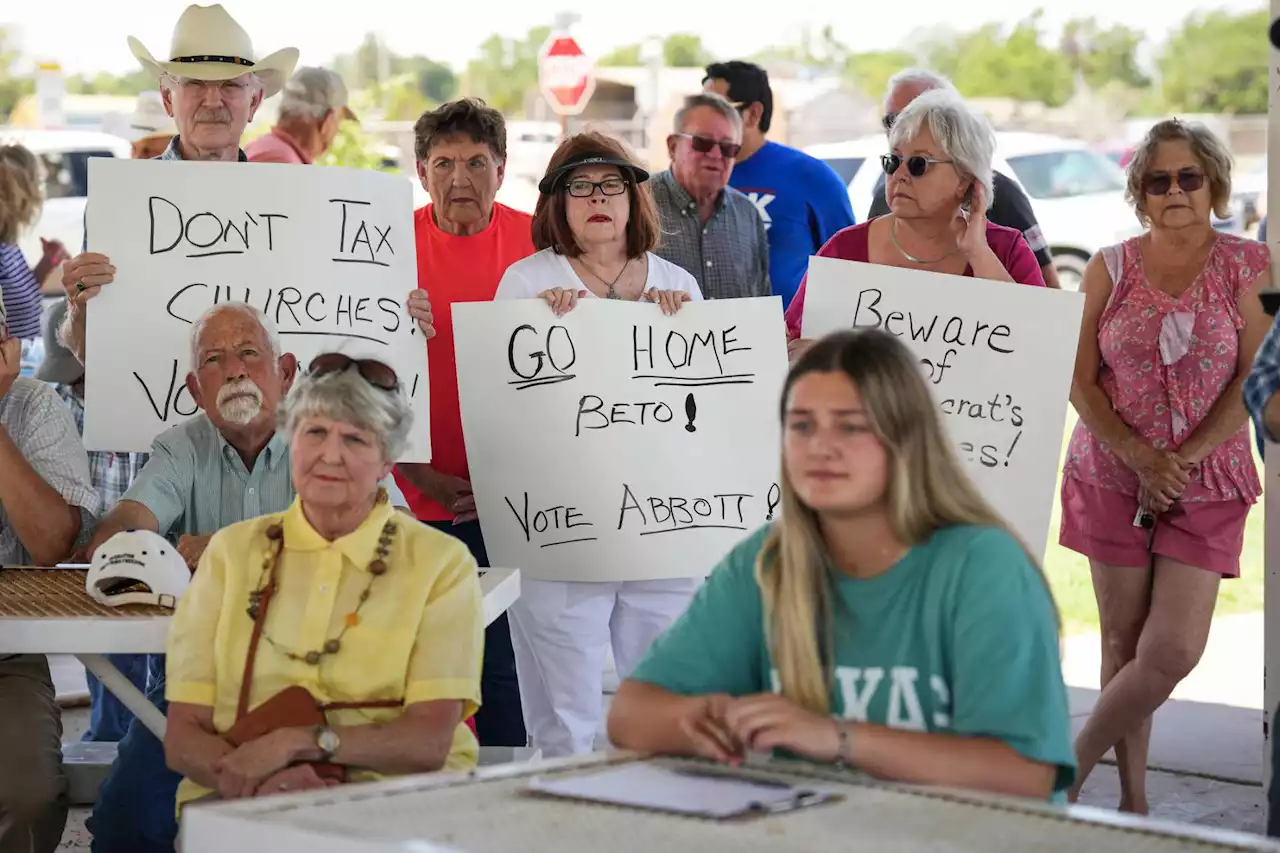 Abbott lead over O'Rourke widens as voter focus on immigration over abortion